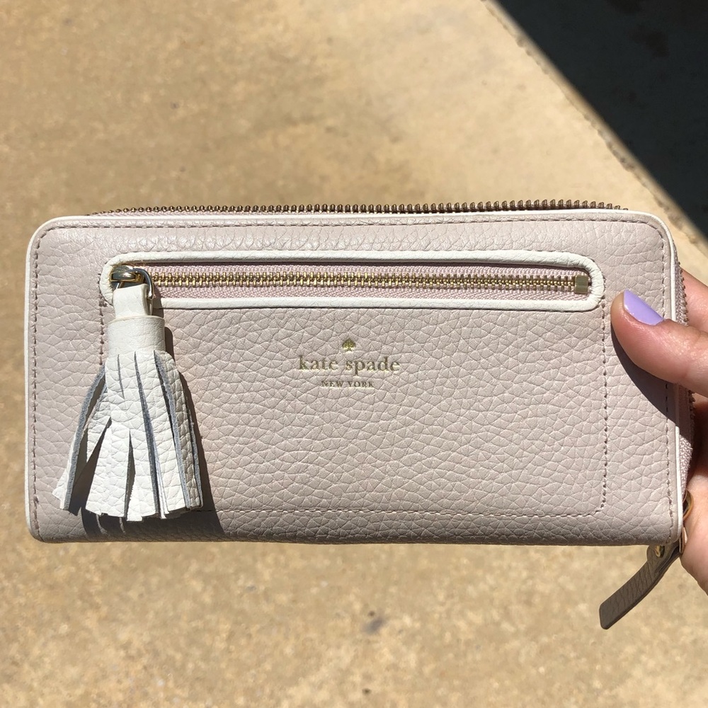 Kate Spade Wallet. barely used a few times.